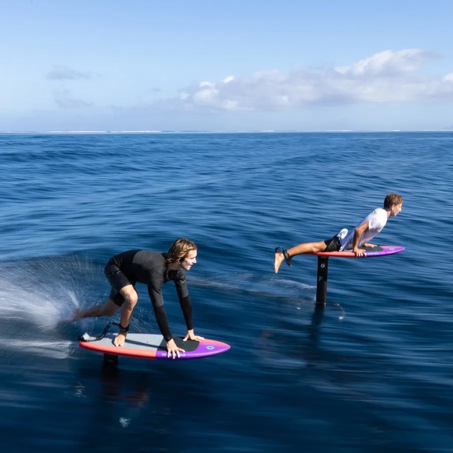Jeunes riders en action sur foil avec la planche wingfoil Duotone Sky Surf SLS 2024 en mode prone surf sur eau calme