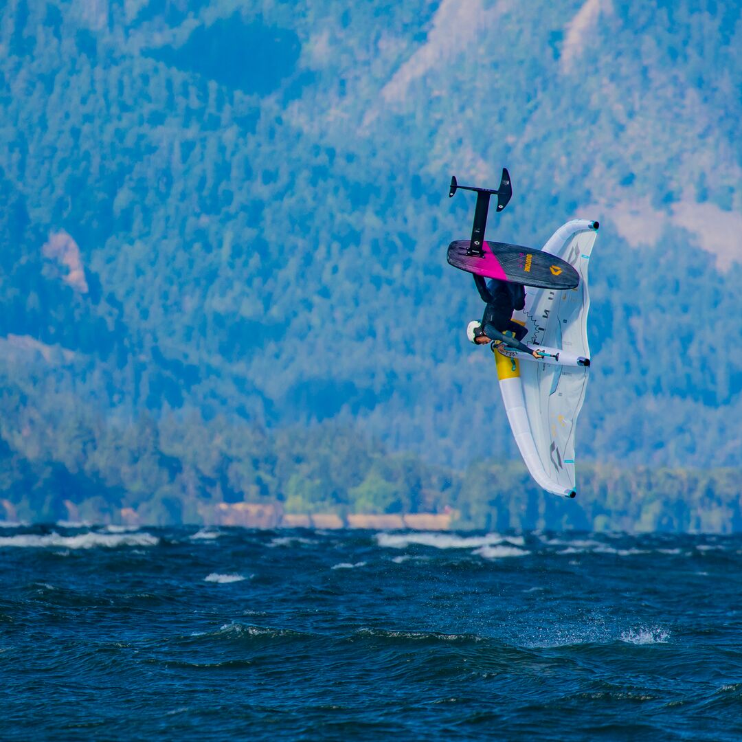 Freestyle en foil avec Duotone Sky Style SLS 2025 et aile Concept Blue