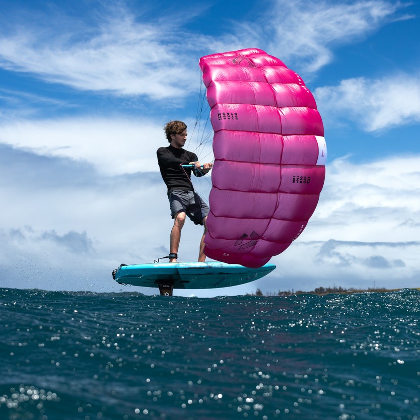 Planche foil avec aile gonflable Duotone Stash 2025 rose sur eau turquoise