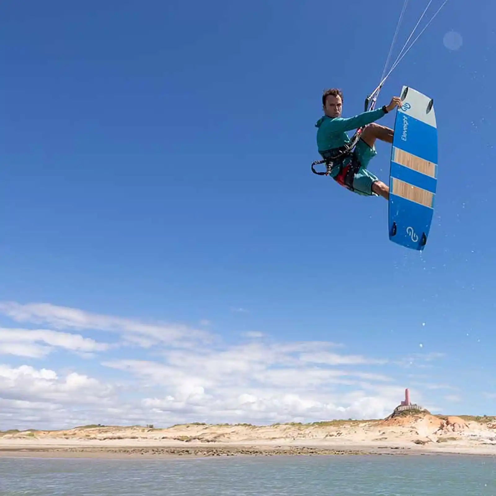 Rider en kitesurf sur le spot de Pontal de Maceio au Brésil