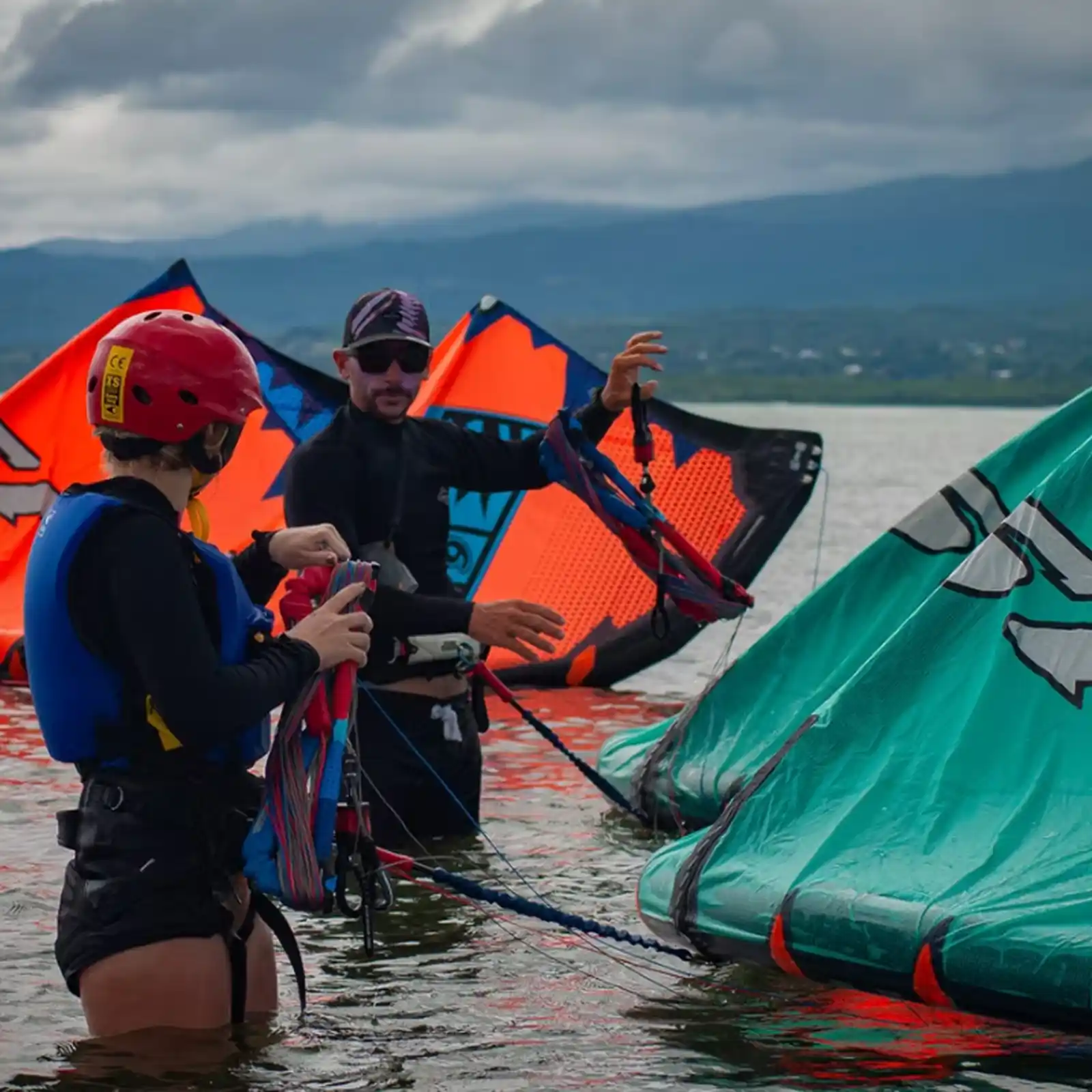 Préparation du matériel kite avant la mise à l’eau avec Maximum Kite Guadeloupe