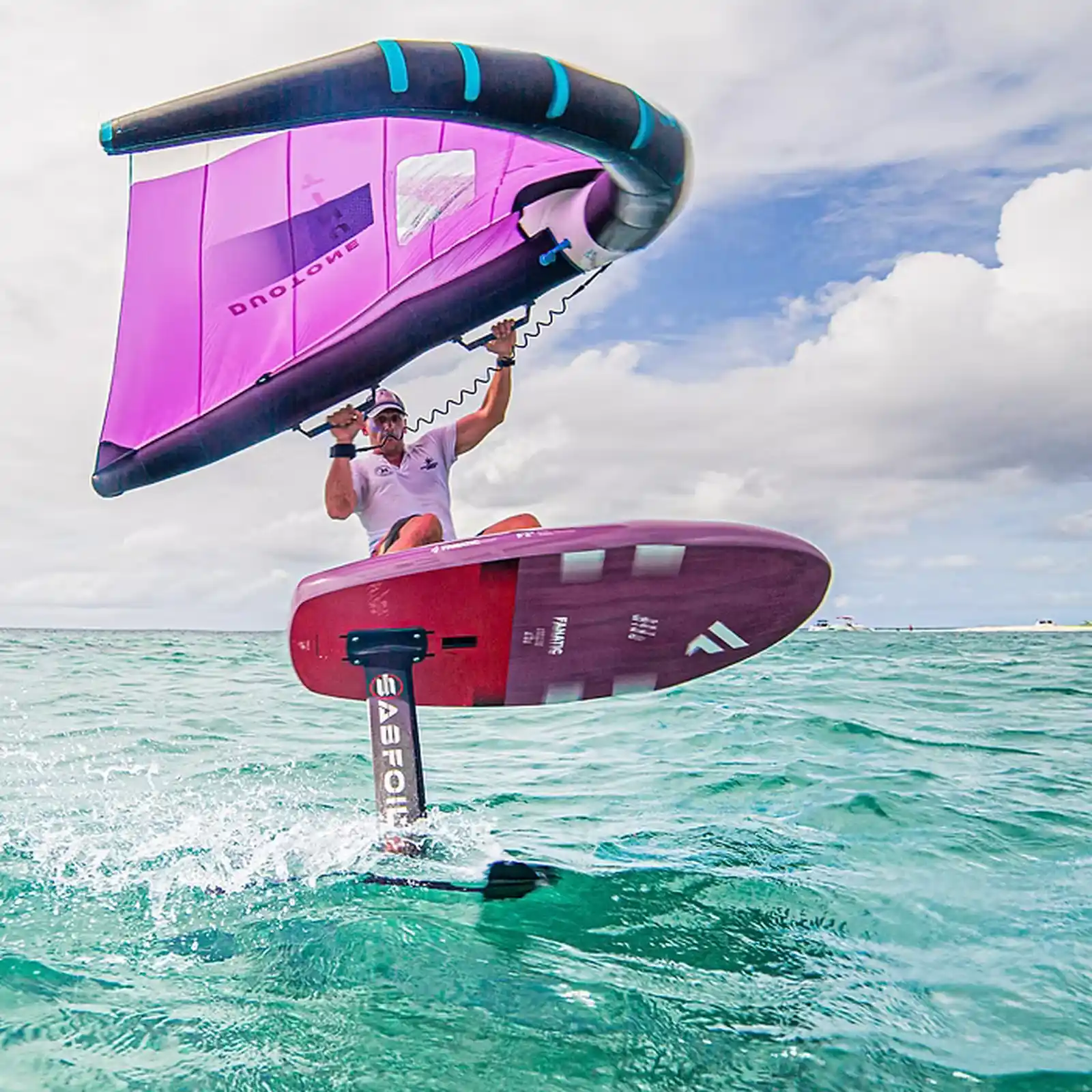 Session de wingfoil dans l’eau turquoise avec planche Duotone en Guadeloupe