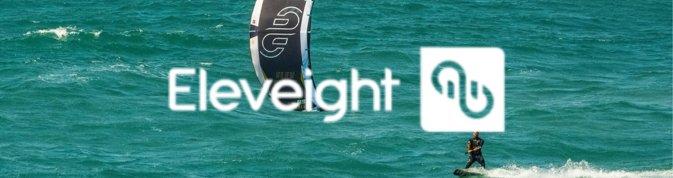 Logo Eleveight en premier plan avec une aile de kitesurf Eleveight en arrière-plan