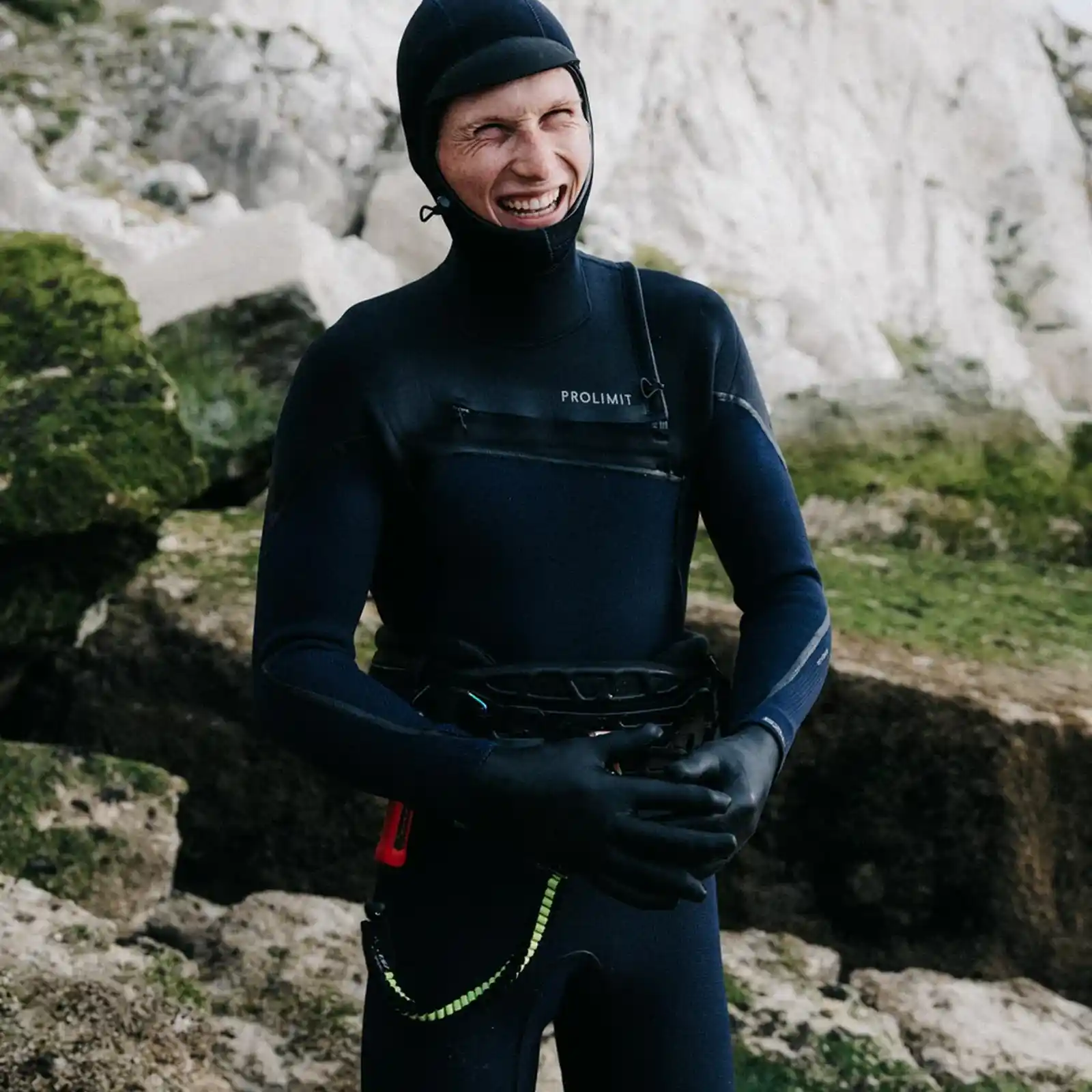 Rider en combinaison néoprène Prolimit Mercury 6/4 sur la plage