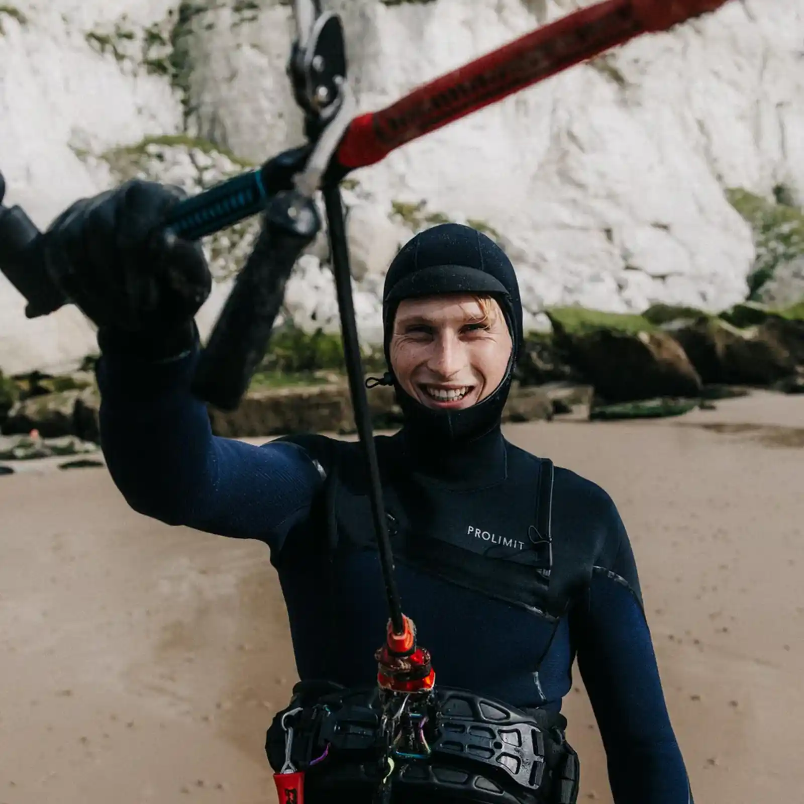 Kitesurfeur équipé de la combinaison Prolimit Mercury 6/4 FTM TR Hood