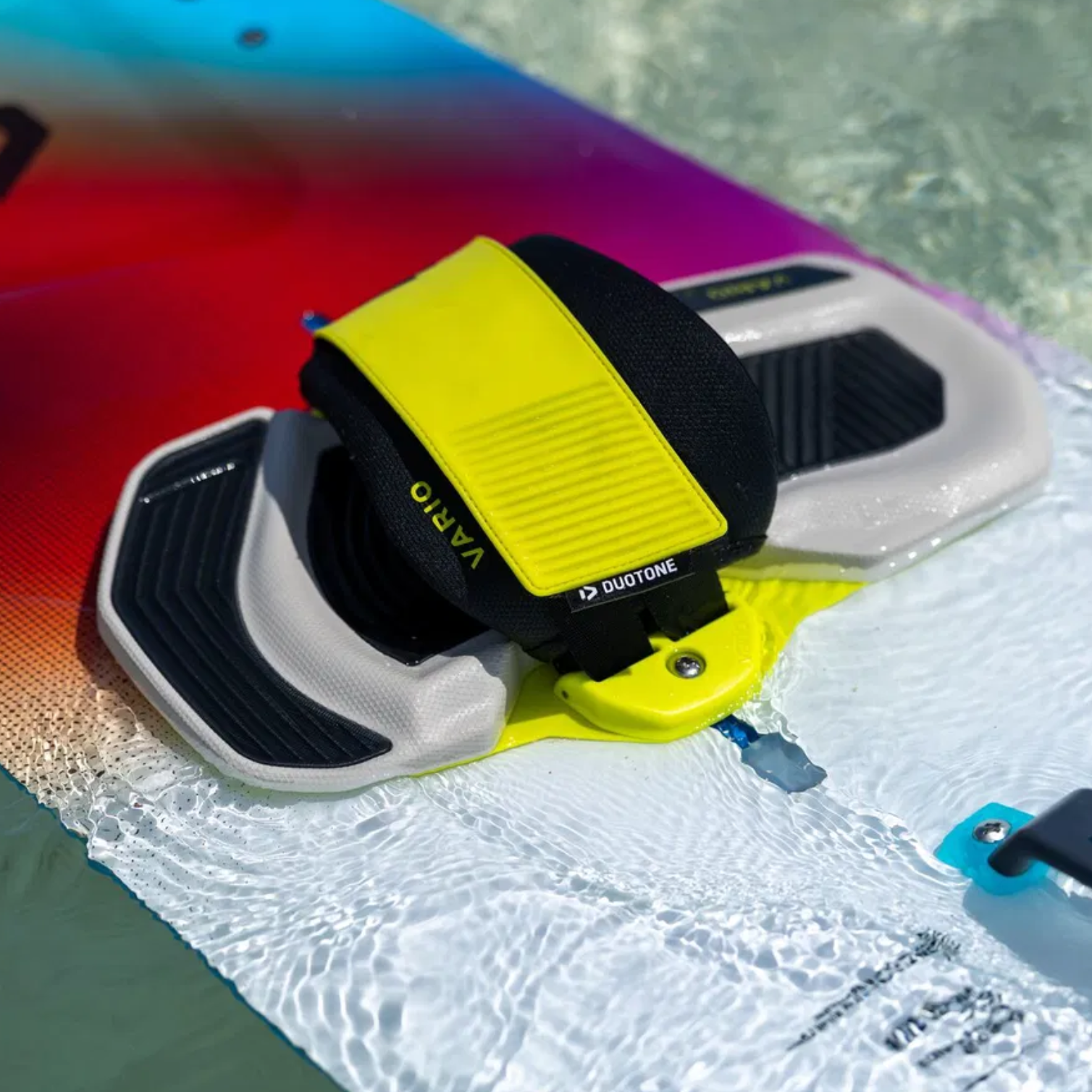 Pads et straps Duotone Vario Combo 2026 pour twintip, confort, maintien et réglages rapides en kitesurf