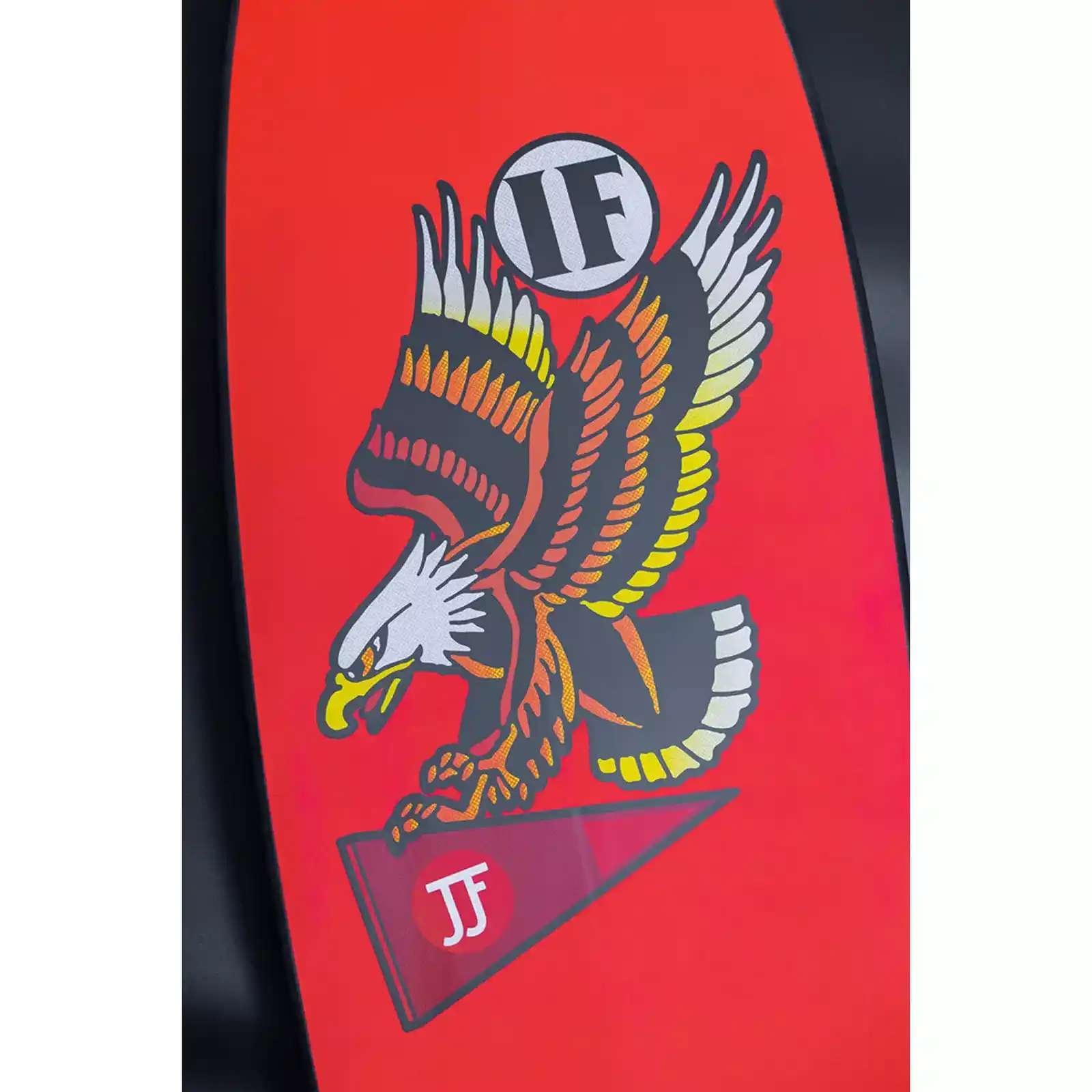 JJF x PYZEL Astrofish Red - Détail logo aigle IF coloris rouge